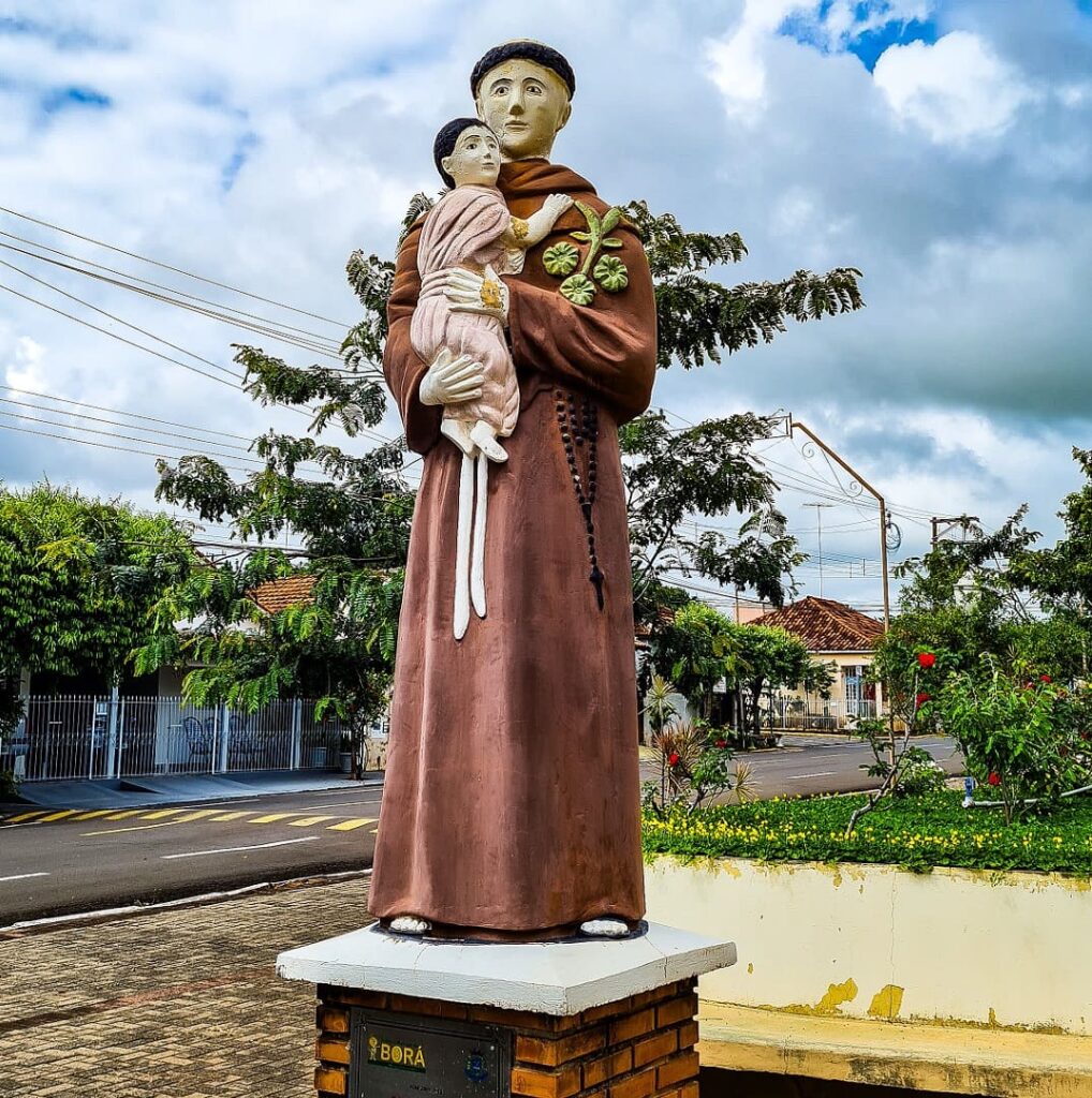 Estátua de Santo Antonio na Praca